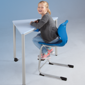 Ergostar Step! Schulstuhl mit verstellbarer Fußraste Sitzfläche Groß und Sitzschalenfarbe Orange-image